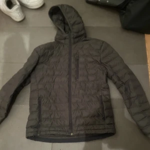 Peak Performance jacka M - Har ett pytte litet hål vid höger ficka, de bild  Stl M