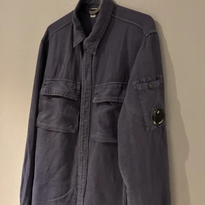 Cp company overshirt  - Detta är en CP company overshirt. Använd få antal gånger och där med är skicket 9/10. Ny pris runt 3000 kr. Hör av er för fler frågor😄