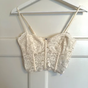 Spets topp - Så vacker topp från zara, använd 1 gång, säljer pga att den blivit för liten🤍