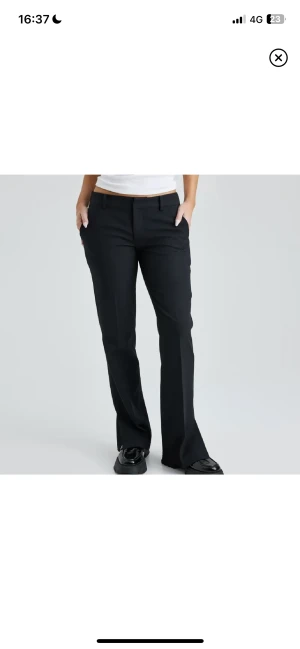 Lågmidjade kostymbyxor  - Säljer dessa super snygga lågmidjade kostymbyxorna från bik bok! Uppsprättade längst ner men det är inget som syns! Dom är bara längre❤️