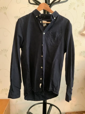 Mörkblå skjorta - Mörkblå skjorta av River Island. Sparsamt använd så inga spår av användning. Storlek M.