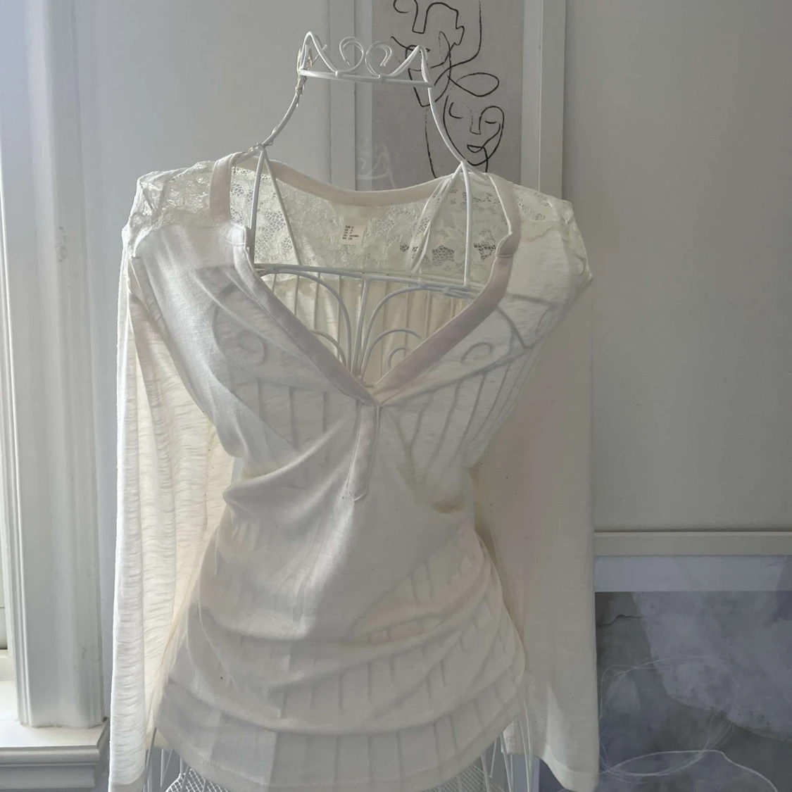 topp med spets detaljer