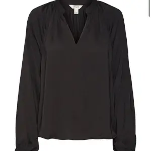 Säljer denna blus från vero moda, i nytt skick, kostar från början 400kr. Tryck på köp nu!!  