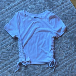 Topp - Superfin vit topp med detaljer på sidorna, strl XS💕 