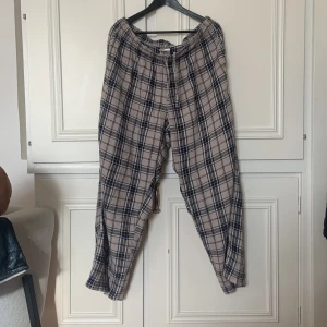 Pyjamasbyxor  - Ett par beige/gråa pyjamas byxor med snörning, dom har en liten orange fläck vit låret därav priset. Använts mycket men säljer då dom är för korta på mig (jag är 178)💗💗