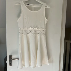 Klänning - Vit kort klänning från DM retro i storlek S. Använd en gång, i nyskick.