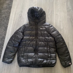 Chamipon jacka  - Väldigt bra shick 10av10 kontakta vid mer frågor och mer bilder köpt för 629kr