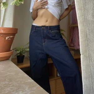 Baggy jeans 26x32 - Mörkblå lowwaist baggy jeans, väldigt snygga. Bra skick