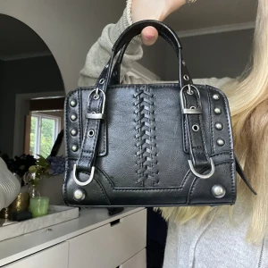 Väska - Säljer denna super fina väska från Zara som inte finns kvar.😘 Den är i nyskick. Den är liten och smidig men du var ändå plats med mycket. Skriv för fler foton❤️😘