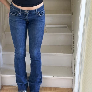 LOWWAIST BOOTCUT JEANS - Så fucking snygga och perfekta lågmidjade jean bootcut! De är lite små på mig men passar i längden, jag är 165 och brukar ha 36 i byxor ungefär! Det står ingen storlek i jeansen men skulle estimera kanske 28 i midjan och ganska långa!!! 