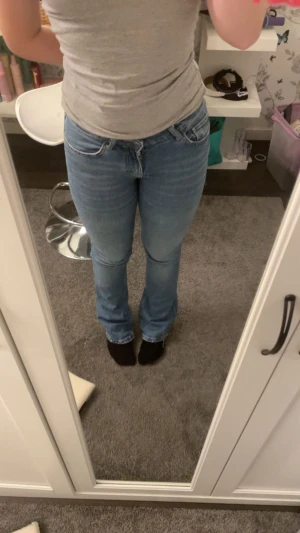 Lowwaist jeans - Säljer dessa Lågmidjade jeans från bershka. Endast använda 1-2 gånger så väldigt fint skick. De är i storlek 34 dam. Köparen står för frakt