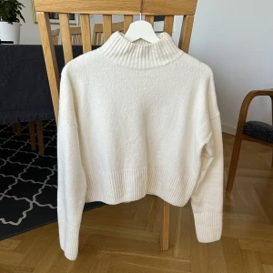 Krämvit stickad tröja - Jättefin och mysig stickad tröja från & Other stories! Skriv vid frågor eller intresse🩷