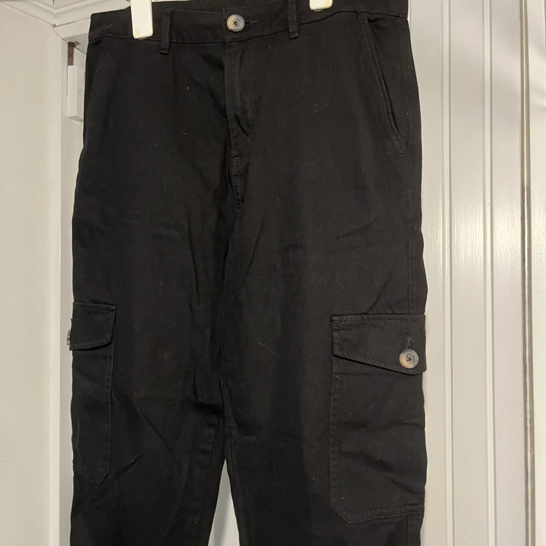 svarta cargo byxor