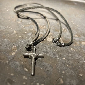 Kors med läderrem  - Ett coolt vanligt kors med en svart läderrem! 