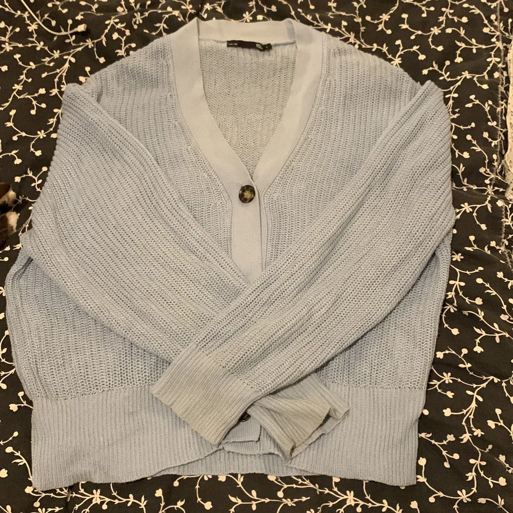 En blå stickad tröja med knappar från lager 157, har även i beige☺️Sitter lite oversize. Tröjor & Koftor.