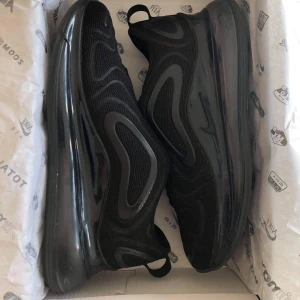 Nike air Max 720 - Nike air Max 720 i storlek 38.5. Bra skick, den kommer med sin originala box. Nypris: ca 2000. Pris går att diskuteras