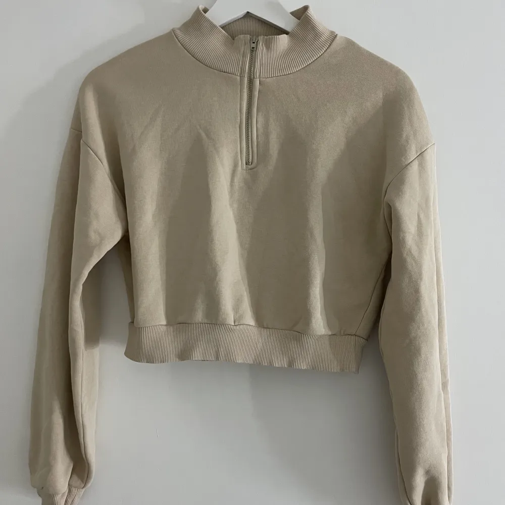 Cropped sweatshirt tröja från Nelly, beige färg. Storlek S. Fint skick 💓 ⚡️. Hoodies.