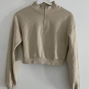 Cropped sweatshirt tröja från Nelly, beige färg. Storlek S. Fint skick 💓 ⚡️