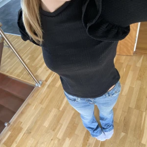 Långärmad tröja med volang - Så snygg tröja med volang på axeln från zara. Ribbat material, hör av er vid frågor🩷🩷inga fläckar på tröjan det är spegeln som är smutsig🩷