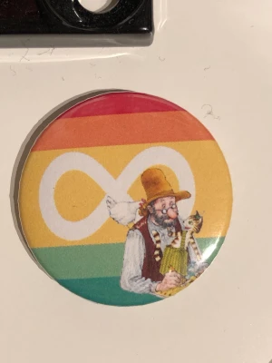 Pettson och Findus autism pin - Pin med autism flaggan och Pettson och Findus (går även att byta flagga/bakgrund)