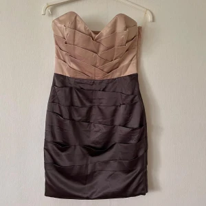 Klänning från Lipsy  - Klänning från märket Lipsy, helt ny. I storlek S-M, för 249kr❤️ perfekt för middagar, fester även bal osv. ❤️ har kedja vid sidan och underkjol