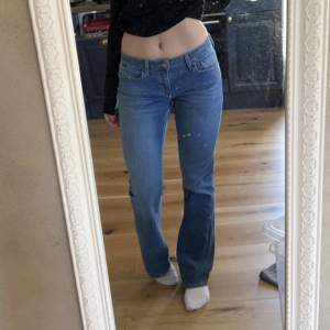 Snygga jeans som tyvärr inte passar mig, jättebra skick!🙌