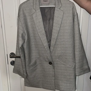 Oversized kavajjacka - Jättefin oversized kavajjacka från märket soaked in luxury 💕