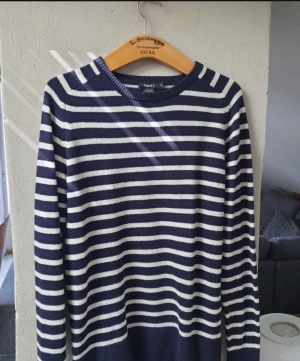 Filippa K tröja  - Lyxig tröja från Filippa K i tjock och skön “lambswool”. Riktigt skön och snygg. Nypris är mer än dubbelt det jag bjuder på, och tröjan är i fantastisk skick utan skador. 