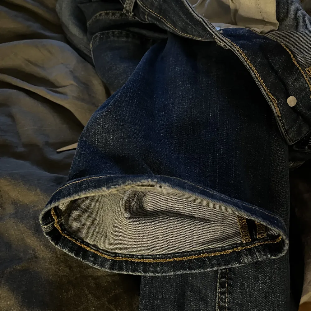 lågmidjade jeans från zara som är slut sålda, kommer ej till användning, dom har ett litet ”trampmärke” vid slutet av byxan som ej syns så tydligt . Jeans & Byxor.