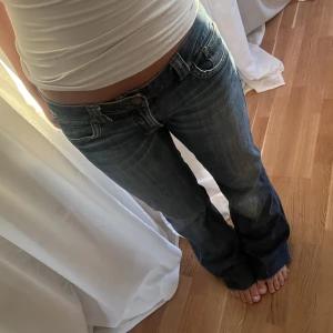Lågmidjade jeans💘💘 - Säljer dessa skitsnygga lågmidjade bootcut jeans som tyvärr är för stora för mig🥲❤️‍🔥 Har sytt i jeansen men endast så dom ska passa bättre och de syns inte utifrån. Midjemått..38 cm tvärs över Innerbenslängd..74 cm😍 Skriv för fler frågor eller bilder 