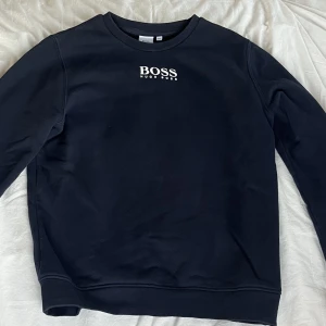 Boss sweatshirt  - Säljer min boss sweatshirt (mörkblå) då den är för liten på mig. Inte alls använd mycket därav är färgen inte urtvättad. Jätte fin tröja.