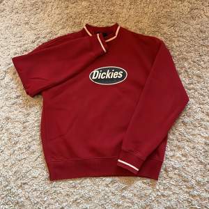 Röd Sweatshirt från märket Dickies, köptes för 600kr men säljer nu för  290kr. Jag har använt den få antal gånger så det är i gott skick!💗 (köparen står för frakten)