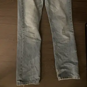 Low rised jeans från lager 157 (original pris 400) jag köpte dem för två veckor sen har använt dom några gånger anledning till att jag säljer dom är för att dom är lite förstora