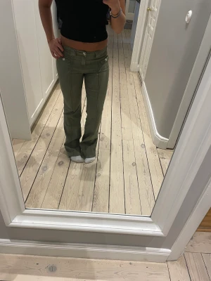 Super snygga gröna hm jeans - Jättebra skick på gröna hm jeans knappt använda i storlek 36.