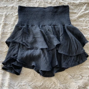 Volangkjol - En super fin och söt svart volangkjol i stl M.☺️Säljer då den inte kommer till användning.💗