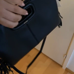 Byta majeväska - Intressekoll ifall nån vill byta den här unika nästan oanvända majeväskan? Nypris 3000.  Den säljs inte längre. Den är jätteunik då man kan knäppa bort den svarta delen till en separat väska. Är öppen för byten till Stella McCartney, Zadig och annan maje🫶