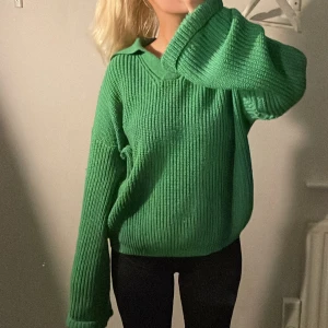 Grön stickad tröja  - Lite nopprig, använd. 