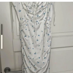 Adoore klänning - Snygg klänning från adoore i storlek 40 som sitter som 38 ungefär pga små storlekar. Snyggt satinmaterial som formar kroppen bra! 