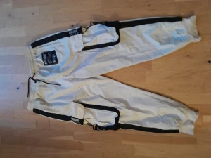 Black Squad cargo byxor - Bra skick, knappt använd. Osäker på storleken men upp mot XL-XXL 