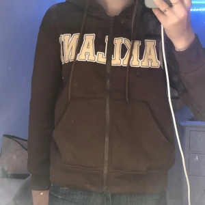 Brun sweatshirt - Säljer denna bruna zip-hoodie från SHEIN. Bra skick🩷