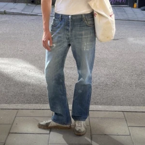 Vintage Levis 501 - Världens snyggaste levis jeans?501 90-tal med Riktigt skön tvätt, och lagom vid rak passform. Intagen i midja till W31 ca, vilket gör att den behåller en något vidare passform än en vanlig 501 W31. Några slitage, men det bidrar bara till vintagekänslan:)