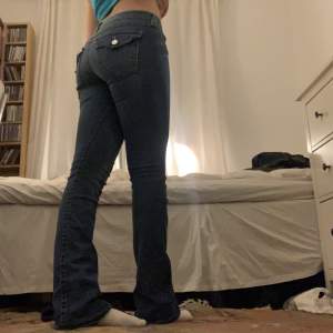 äkta true religion jeans!💕low waist och bootcut! kontakta mig för fler bilder!