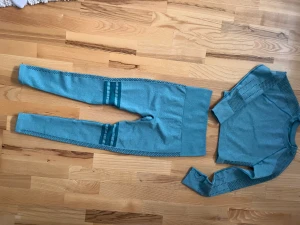 Träningsset - Träningstights 3/4  Croppad långärmad topp Lappar bortklippta, så märke okänt. Nyskick  Xs/34