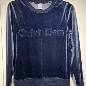 Calvin Klein sleepwear långärmad blå tröja - Långärmad blå tröja från Calvin Klein sleepwear. Skön och snygg sovtröja i mycket bra skick! Materialet är crushed velour!