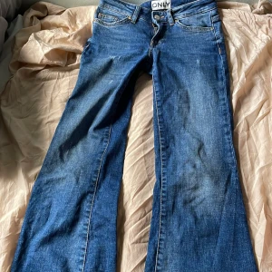 Lågmidjade jeans - Säljer dessa poppis utsvängda lågmidjade jeans, säljer pga. De e för små tyvärr🫶🏻