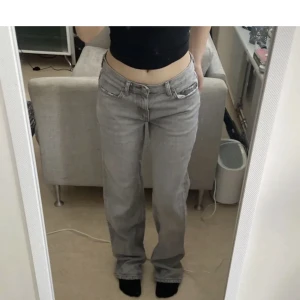 Jeans - Storlek 32💗