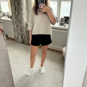 Kostymshorts - Säljer ett par svarta midwaist kostymshorts från zara💗👏🏽