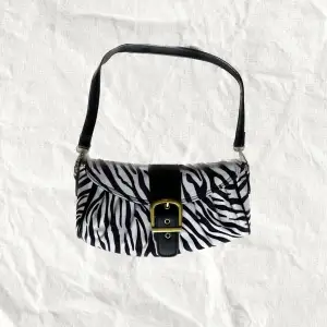 Väska med zebramönster o gulddetaljer🦓har använts men är som ny Tryck gärna på ”köp nu”🖤