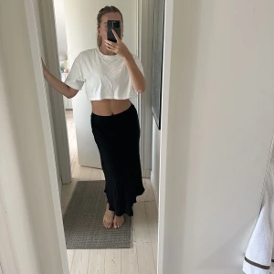 Satinkjol - Säljer denna superfina satinkjol ifrån Other stories. Använd ett fåtal gånger. Storlek M, passar även S