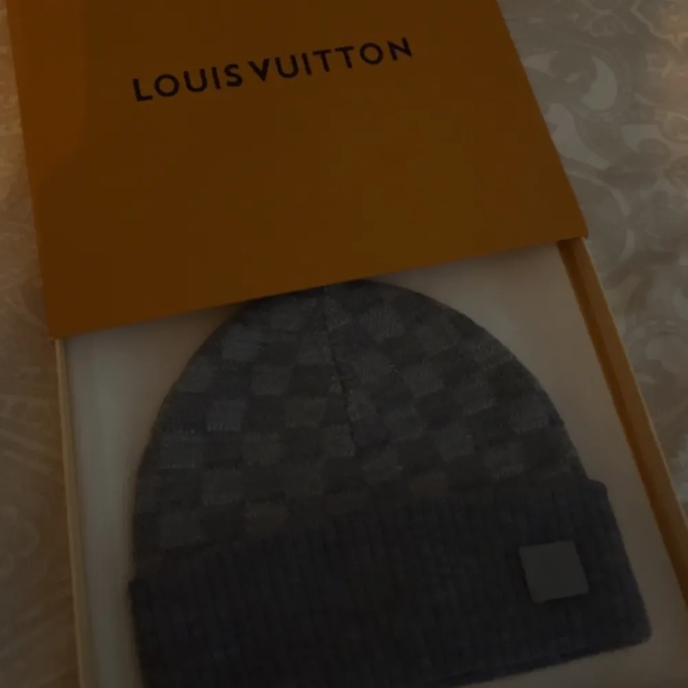 Säljer min Louis vuitton mössa, använd 1-2 gånger, passar perfekt nu inför vintern! Köpta i Louis Vuitton, Stockholm. Kvitto finns!. Övrigt.